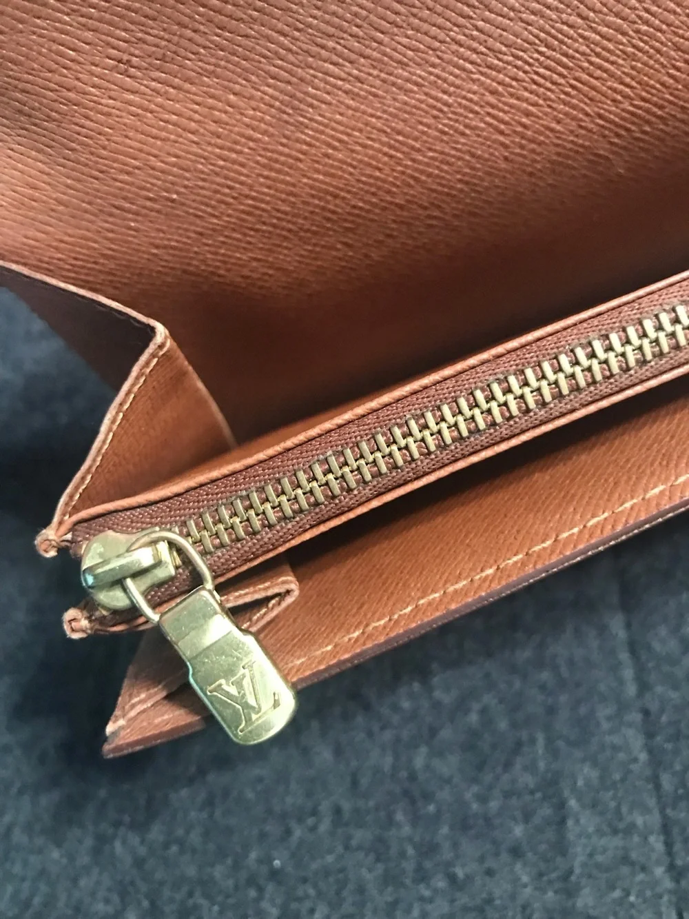 ✅AUTHENTIC LV LONG WALLET
FREE WITH SHOULDER BAG - Picture 3 of 10